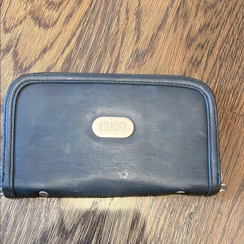 Hugo Boss Black Leather Wallet with Gold-Toned Clasp